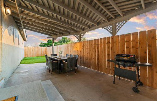 Entire Private Home with 4 Bedrooms 2 Bathrooms, King Bed, 80 TV, Gated Yard, Ranch Style, Available Now - Photo 7