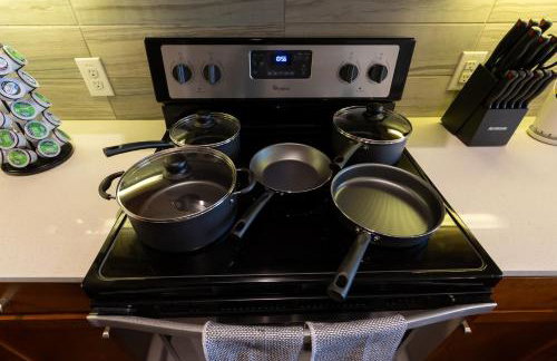 Downtown Modern Elegance Suite with Free Parking, Pool, WIFI and a King Bed - Foto 30