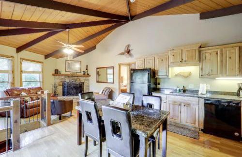 2 Mi to Skiing! Wooded Beech Mtn Retreat with Decks - Foto 2