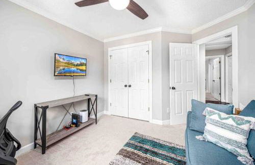 Cozy Boho Kildaire Farms Home- near Downtown - Foto 24