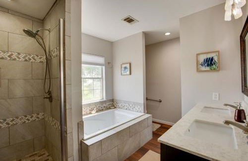 Game Room and Dock Waterfront Granbury Lake Retreat - Foto 16