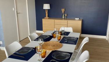 Appartement 5 personnes 65m2 avec balcon, vues partielles mer, 150m de la plage et centre, wifi et parking privé - Photo 4