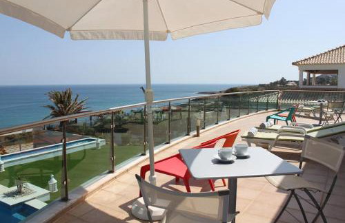 Breathtaking Villa with infinity pool over the sea - Foto 35
