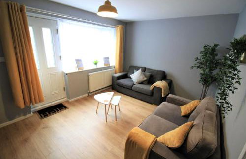 H21 -3 bed Close to Town Drive Parking 2 toilets Contractor Digs - Photo 14