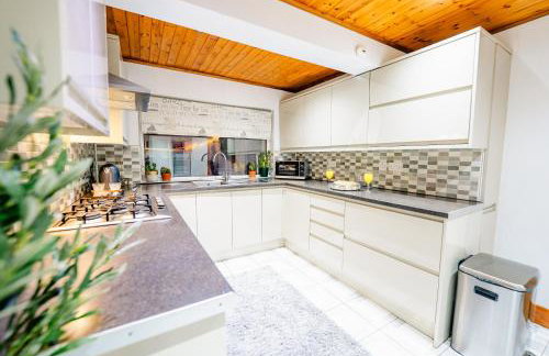 4BR 2Bath Home -Hot Tub, Free Parking & Games Room - Foto 33