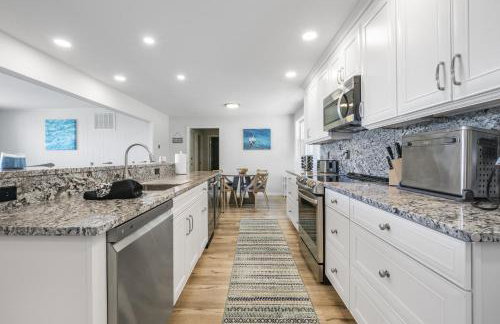 Beautiful Torch Lake House with Beach Access home - Foto 53