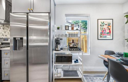 Modern 3BR Retreat with Fun Yard, Mini-Golf, Hot Tub & BBQ Dining Deck - Foto 40