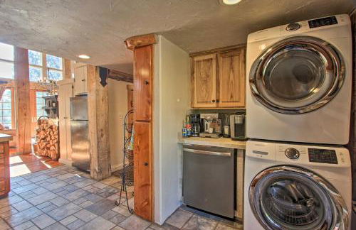 Snow Pine Retreat - Remote Crescent Log Cabin! - Foto 12