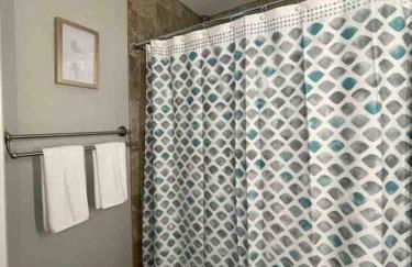 Lux Family Xcape with HotTub Fireplace Deck BBQ - Foto 5