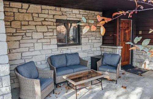 Walk to K-State, Sleeps 12, Pool Table, Hot Tub - Foto 9