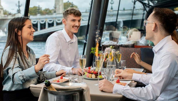 Crucero por el Sena desde la Torre Eiffel con comida - Foto 5, Disfrutando del almuerzo