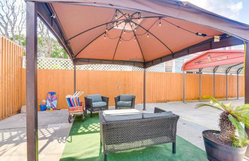 Walk to Beach Family Home with Patio in Galveston - Foto 26