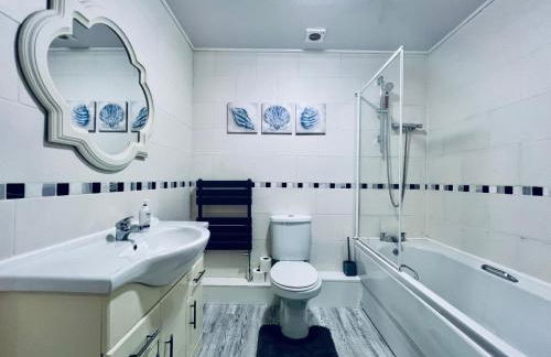 Lovely 4 bed (sleeps 8) apartment close to city - Foto 11