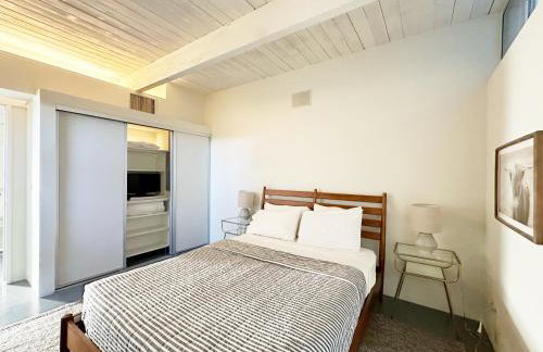 Retro Rendezvous Pool and Spa MidCentury Modern Home - Foto 42