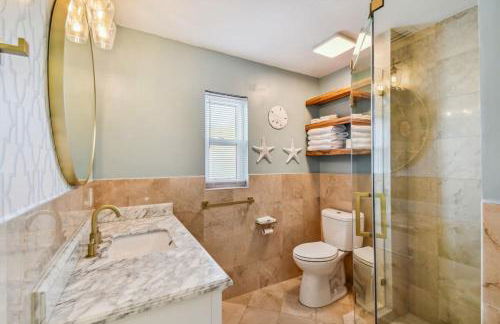 Luxury heated-pool home blocks from the beach - Foto 20