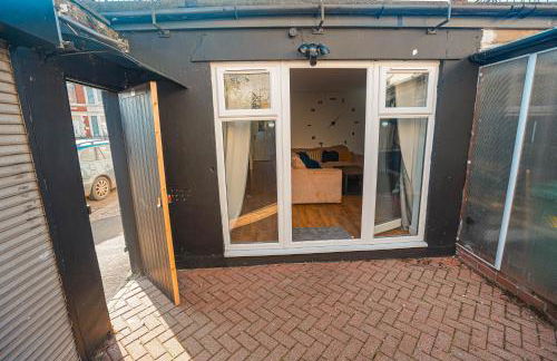 Private and Spacious 2 Bedroom House - Free Parking! - Foto 15