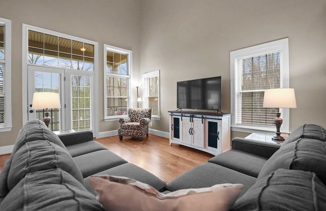 Sleeps 22, Lakefront w/ Private Dock & Pool, 2 Houses Lake Living by Avantstay - Foto 6