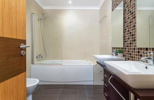 Host Wise - Deluxe Spacious House with Terrace & Jacuzzi - Foto 21