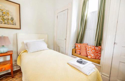 Step Back in Time Charming Victorian with Modern Amenities - Foto 40