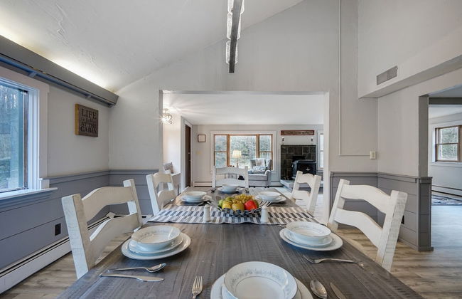 Killington Mountain Home! HotTub & 5 min to Skiing! 3 Bedroom Home by RedAwning - Foto 20