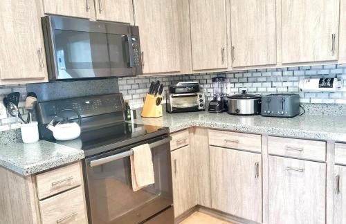 Tropical Oasis with Tiki Bar, Firepit, Seasonal Pool - Foto 68