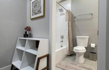 Airy Modern 2BR/2BA - Parking + Laundry + Sleep 6 - Foto 14