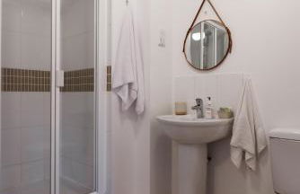 Spacious 4-Bedroom House in Aylesbury Ideal for Contractors Professionals or Larger Families - Foto 31