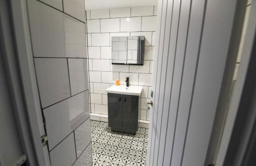 Modern Home in Royston, Free Off-Street Parking, Perfect for Families, Contractors & Work - Foto 13