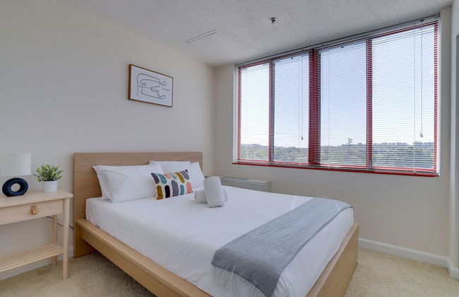 Gorgeous Apt with Rooftop City View - Photo 8