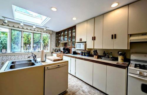 Spacious Waterfront Cottage with Private Beach and Deck, Near Acadia National Park in Hancock Point, Maine - Foto 33