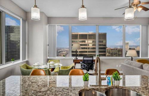 Luxury 21st Floor Penthouse | Great Downtown VIEWS - Photo 21