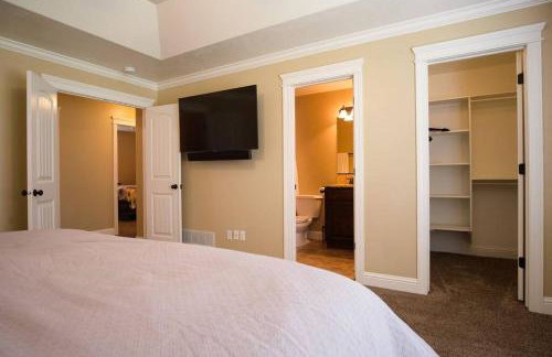 3 Car Garage Full Kitchen Large Backyard Smart TVs - Foto 7