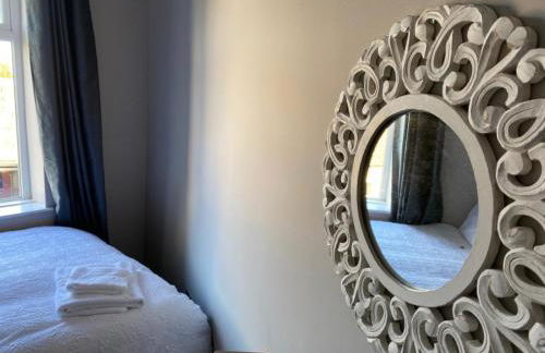 Honeybee Cottage, with a log fire & a hot tub. - Foto 36