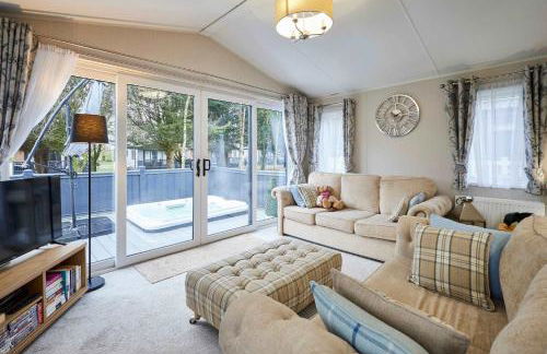 Country Cabin with Hot Tub - Foto 2