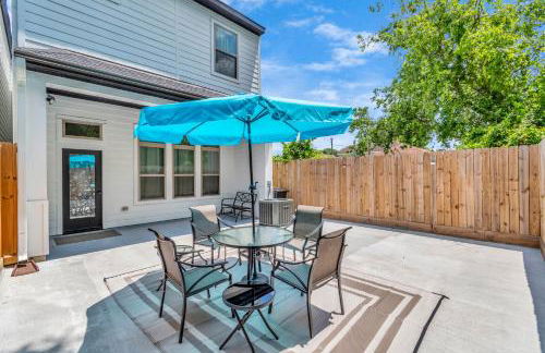 Tranquil Downtown Escape with Backyard - Photo 9