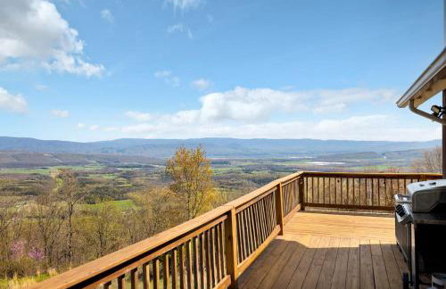 Lofted chalet cabin w hot tub fire pit & views - Foto 22