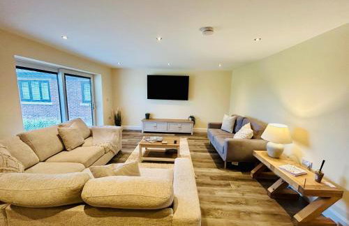 Four Bedroom House With Private Pool - Stunning countryside location with parking close to Chester City Centre - Photo 2