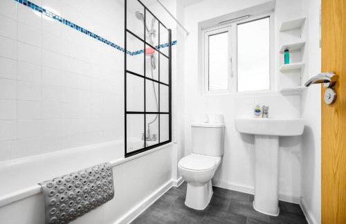 Stylish Manchester 4 Bed House with Garden - 4 Doubles Beds & 1 Single Bed - Sleeps 9 - Salford - FREE PARKING - SMART TVs in every bedroom - FREE NETFLIX - 6 min to City Centre, Close to Trafford Centre, Etihad Stadium, Manchester Arena, Clubs & more - Foto 8