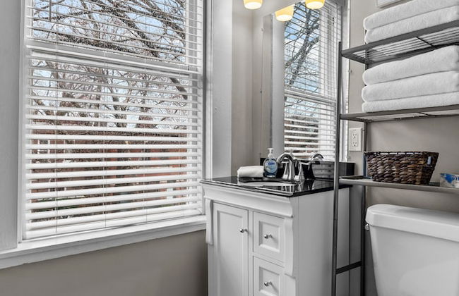 Designer Home in Shaw Right Side - JZ Vacation Rentals - Photo 22