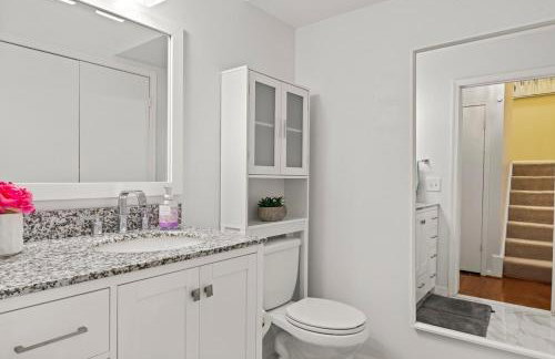 Lakeside Stay Metro, INOVA, Dining & Shops Nearby! - Foto 7