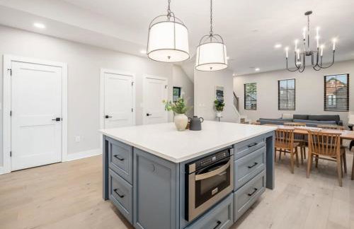 Chateau in the Village - Brand New 3BD 5BA - Foto 22