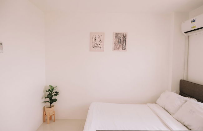 Chic & Cozy Metro Hideout - Photo 6