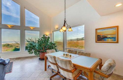 Oceanfront Castle with Hot Tub and Game Room - Foto 6