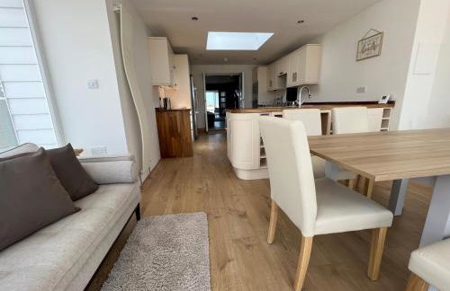 Fabulous Beach Front Holiday Location - Pass the Keys - Photo 9