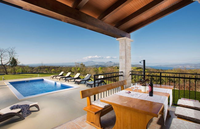 Detached Villa With Private Pool Located on Hill Overlooking Kvarner - Foto 22