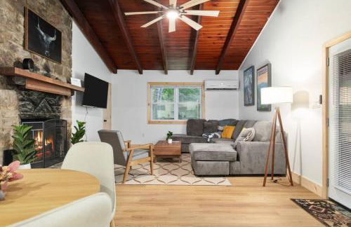 Hidden Hollow 3BD Cabin - Hot Tub, Wifi, Game Room, Fire Pit - Foto 25