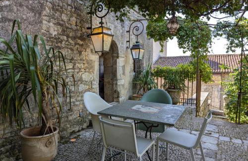 Prieuré du XVème restauré, jardin clos de 2000 m², piscine, cheminée, WiFi fibre, proche église - FR-1-653-219 - Foto 4