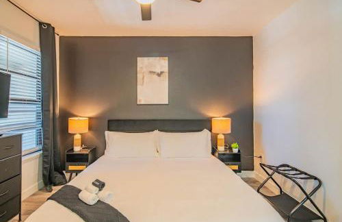 Amiable 2BD King Bed with Pool, Hot Tub, Gym, Parking - Foto 32