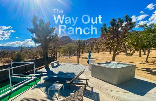 Epic Views, Huge House, Acres of J-Trees to explore, Hot Tub, Pool, AC, and Mini-Golf - Foto 1