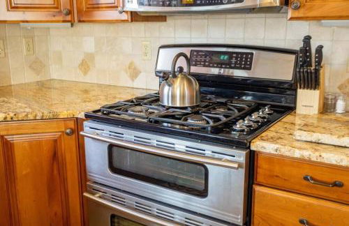 Spacious 6 BR Extended Stay - Photo 14